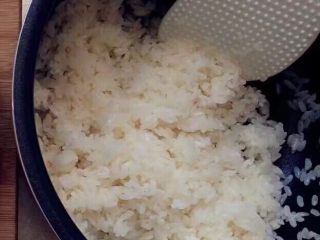 5、寿司卷,蒸好的米饭????加入寿司醋搅匀。寿司醋可以自制，白醋➕白糖，小火熬煮至白糖溶化。口味根据自己调整用量。