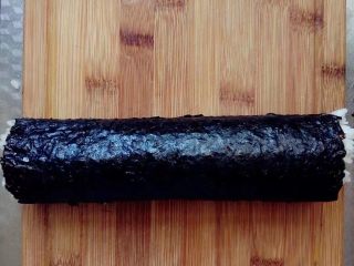 8、寿司卷,卷起寿司帘，每一次卷实，往里按压着卷，最后成型后，再双手握紧整形。