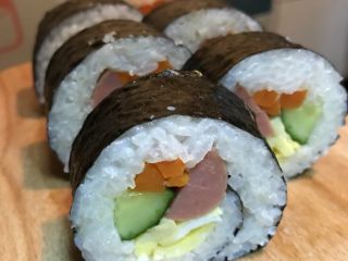 9、寿司卷,寿司刀每切一刀蘸一下凉开水，以防米粒粘连。