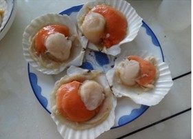 1、蒜蓉粉丝蒸扇贝,处理扇贝，扇贝刷干净贝壳，去掉泥肠。