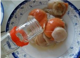 3、蒜蓉粉丝蒸扇贝,扇贝肉用少许料酒腌制一下。