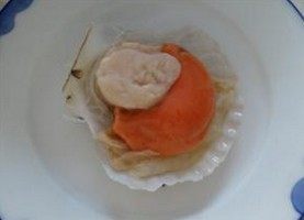 5、蒜蓉粉丝蒸扇贝,腌好的扇贝肉摆在粉丝上面。