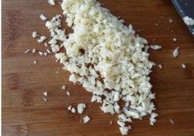 6、蒜蓉粉丝蒸扇贝,蒜切碎末。