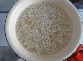 7、蒜蓉粉丝蒸扇贝,切好的蒜末用清水洗一下。