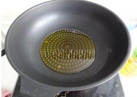 8、蒜蓉粉丝蒸扇贝,锅内烧油