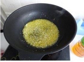 9、蒜蓉粉丝蒸扇贝,放入蒜末爆香，注意小火，不要让蒜末烧焦，蒜末金黄色即可放点盐调味，倒出。