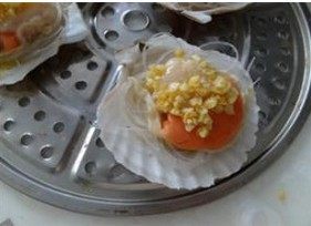 10、蒜蓉粉丝蒸扇贝,把炒好的蒜末浇少许到扇贝上。