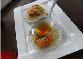 14、蒜蓉粉丝蒸扇贝,浇到蒸好的扇贝上即可。