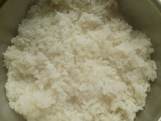 1、寿司,米饭蒸好放凉，做过家里有剩饭也可以拿来做寿司