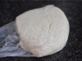 2、紫薯红豆卷,先制作中种面团，把所有中种面团材料混合，揉成光滑的面团。将面团放入盆里，盖上保鲜膜，放入冰箱冷藏发酵一晚上