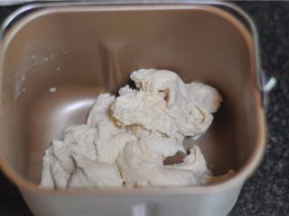 3、紫薯红豆卷,中种撕成小块