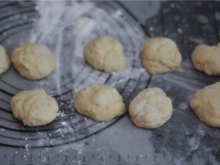 6、紫薯红豆卷,发好的面团排气，分成十个小剂子