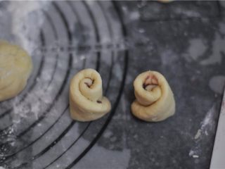 9、紫薯红豆卷,用锋利的小刀将面包卷从中间切开