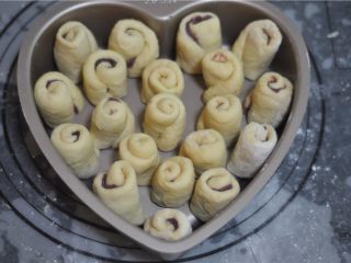 10、紫薯红豆卷,竖起来排放摸具中，留出发酵的空间