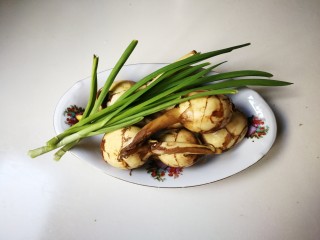 1、炸酱焖茨菇,准备好茨菇，青蒜