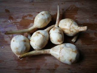 2、炸酱焖茨菇,剥去茨菇外皮洗净