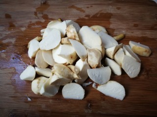 3、炸酱焖茨菇,切成滚刀块