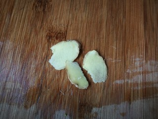 4、炸酱焖茨菇,姜切片