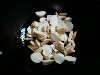 6、炸酱焖茨菇,放入茨菇翻炒