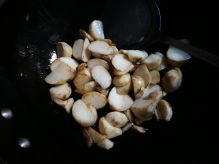 7、炸酱焖茨菇,翻炒至表面微黄