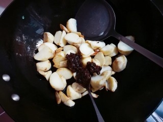 8、炸酱焖茨菇,放入炸酱