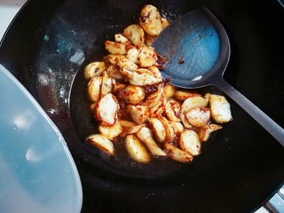 10、炸酱焖茨菇,放入和茨菇平齐的温水