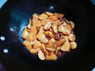 11、炸酱焖茨菇,盖上锅盖烧开转小火烧至熟透，汤汁收干