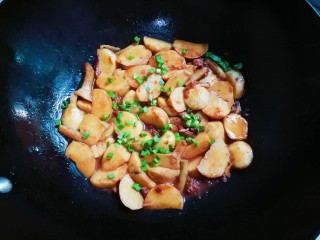 12、炸酱焖茨菇,撒入青蒜末