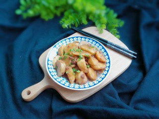 14、炸酱焖茨菇,带着肉香的粉粉面面的茨菇非常好吃