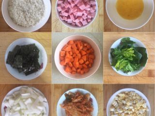 1、电饭煲火腿煲仔饭,水果玉米洗净后剥好准备。蔬菜洗净，根叶分开处理。胡萝卜切丁。火腿切丁。鸡蛋打匀。米淘净浸泡。