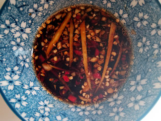 4、清蒸海蟹,倒入陈醋腌渍，作为酱料碟