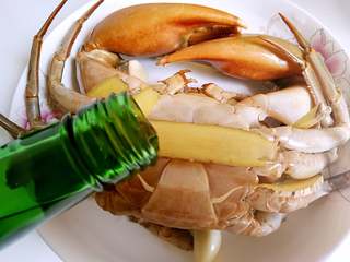 8、清蒸海蟹,将螃蟹放到盘子内，每个脚里都放上姜片，浇上少许白酒，放入蒸锅内蒸20分钟即可