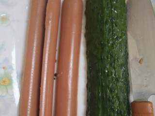 1、鸡蛋的华丽变身②#挑战鸡蛋的100种做法#,青瓜火腿切成长条,青瓜用白醋加点盐腌制入味。