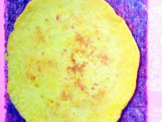 3、鸡蛋的华丽变身②#挑战鸡蛋的100种做法#,把紫菜平铺好,鸡蛋饼放上面