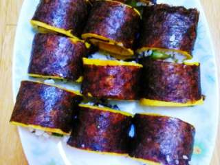 5、鸡蛋的华丽变身②#挑战鸡蛋的100种做法#,再慢慢卷起来,一定要捏紧点,再切成一小段一小段