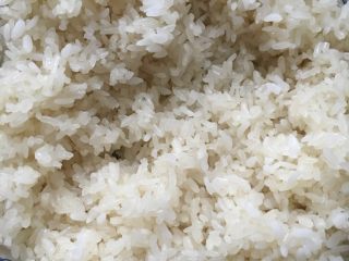 1、寿司,糯米提前泡，蒸20分钟左右