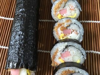 5、寿司,卷紧，一会切出来的寿司才不会散开。