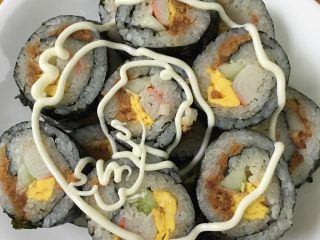 6、寿司,挤上沙拉酱就可以吃啦。