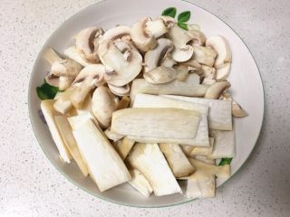 2、青椒蘑菇炒肉片,蘑菇分别切片