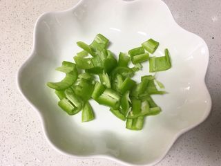 3、青椒蘑菇炒肉片,青椒切块