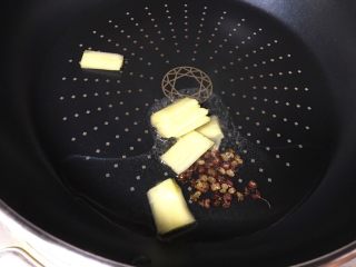 7、青椒蘑菇炒肉片,油锅放入花椒,姜片爆香