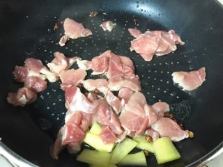 8、青椒蘑菇炒肉片,放入肉片