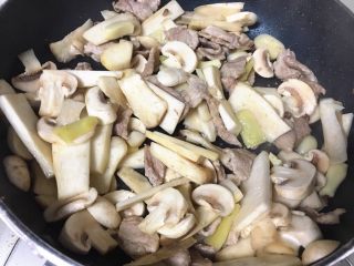 10、青椒蘑菇炒肉片,翻炒2~3分钟