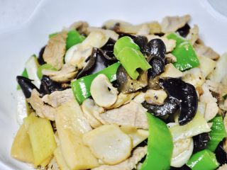 14、青椒蘑菇炒肉片,盛盘