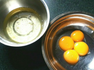 1、芒果蛋卷,蛋清和蛋黄分离，注意蛋清不能碰到油和水，不能沾到蛋黄。蛋白冷藏备用