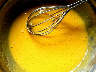 2、芒果蛋卷,蛋黄加一点砂糖打发到稍微发白的程度