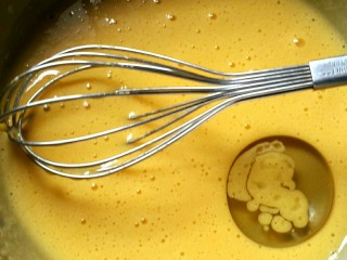 3、芒果蛋卷,分3-4次加入玉米油，每次加入都必须搅拌到完全融合再加入第二次。完成后蛋液会变得浓稠。