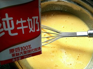 4、芒果蛋卷,加入牛奶和香草精，搅拌均匀。如果没有香草精也可以不放，香草精作用是辟除蛋腥味