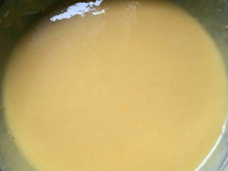 5、芒果蛋卷,筛入低粉，用手动打蛋器以切拌的方式将面糊搅拌到没有粉粒