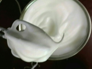 6、芒果蛋卷,蛋白打发到大弯钩状态的湿性发泡